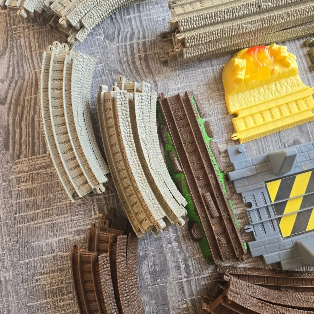 Trackmaster Thomas & Friends‎ ~ THOMAS AT TIDMOUTH SHEDS Incomplete 85pcs 2006